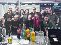 Barpersonal und die Toten Ärzte