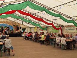 Am Festzelt