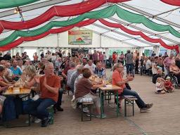 Am Festzelt